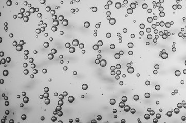 Primo piano delle bollicine in acqua gassata