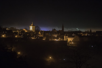 Blick auf das nächtliche Rothenburg ob der Tauber