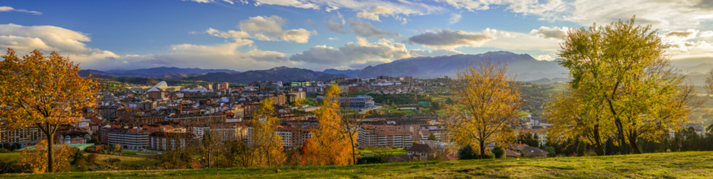 Vista panor&aacute;mica de la ciudad de Oviedo, Asturias, Espa&ntilde;a, Europa.