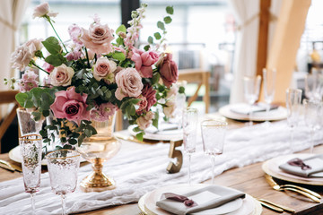 Beautiful decoration fo the wedding table.
