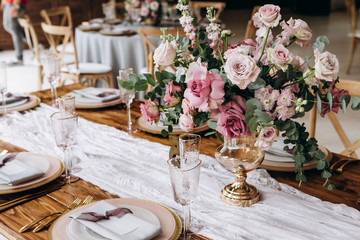 Beautiful decoration fo the wedding table.