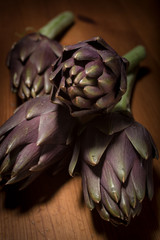 Obraz premium Palermo artichokes on wooden table