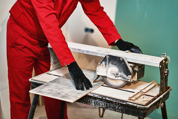 The builder makes repairs in the apartment.