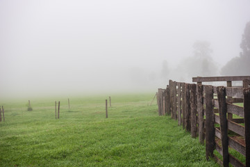 Obraz premium Detail of a farm in the morning with fog on the background