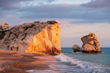 Naklejka premium Piękny popołudniowy widok na plażę wokół Petra tou Romiou, znanego również jako miejsce narodzin Afrodyty, w Pafos na Cyprze.