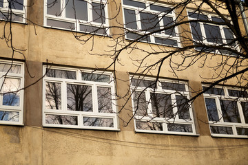 Budynek i gałęzie © David0712