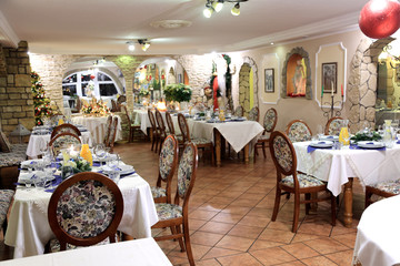 Wnętrze pięknej restauracji, jadalnia.