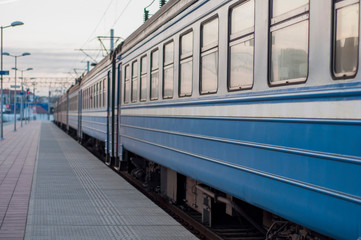 Fototapeta na wymiar blue train cars are at the station, linear perspective