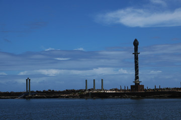 escultura com o céu lindo