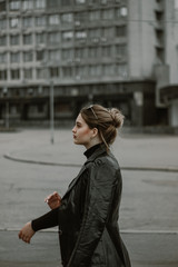 Obraz premium young woman in the city