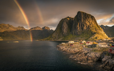 Obraz premium Hamnoy mit Regenbogen