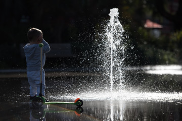 Obraz premium Drops and splashes of the fountain in the square