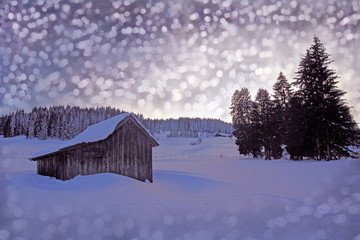 Eine alte Holzhütte im Schnee mit weihnachtlichen Schneeflocken. Weihnachtshintergrund in violett