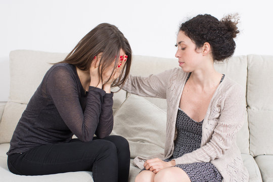 Eine Frau tr&ouml;stet eine Freundin