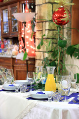 Jedzenie i napoje na stole w restauracji, dekoracja Boże Narodzenie.