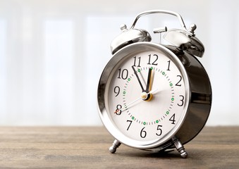 Naklejka premium Retro alarm clock on background