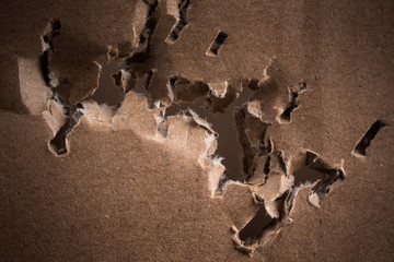 Kaputtes Paket - Zerstörte braune Versandverpackung beim Onlineshopping