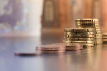 Turm aus Münzen sortiert Schein im Hintergrund