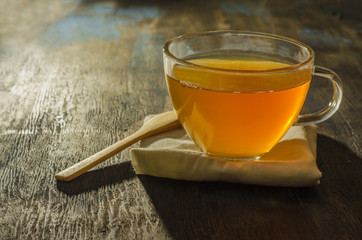 taza de cristal o vidrio con infusión de té verde y limón