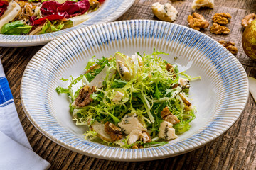 salad with pear and blue cheese