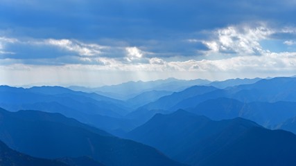 Fototapeta na wymiar 大台ケ原山から見た晩秋の山並み