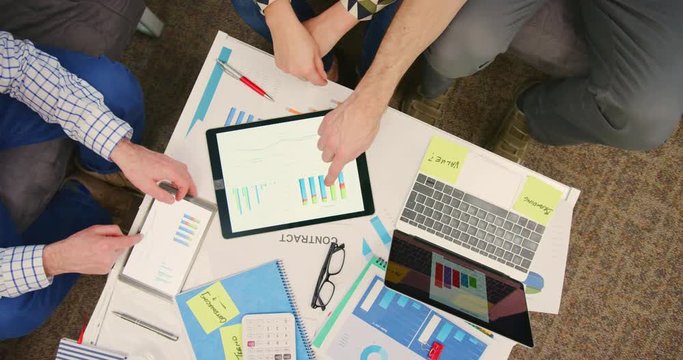 Overhead Of Colleagues Analyzing Financial Data On Wireless Computers 4K