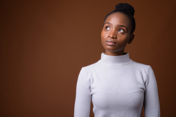 Obraz premium Portrait of young beautiful African Zulu businesswoman thinking