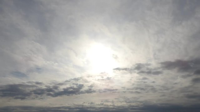 雪にはなりませんでしたが、冷たい雨も降った翌朝の空。重い雲。タイムラプス動画