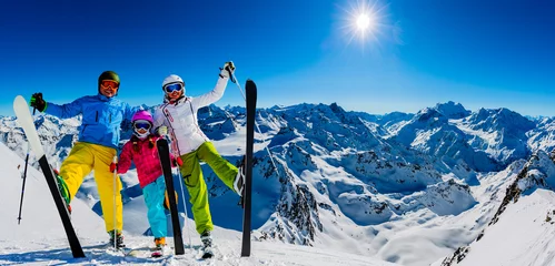 Crédence de cuisine en verre imprimé Sports dhiver Héhé, profitant des vacances d& 39 hiver dans les montagnes. Ski, soleil, neige et plaisir.