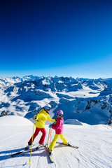 Héhé, profitant des vacances d& 39 hiver dans les montagnes. Ski, soleil, neige et plaisir.