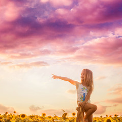 The girl looks around the sunflower field