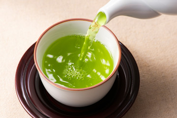 お茶を注ぐ
