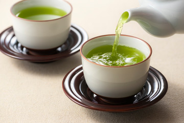 お茶を注ぐ