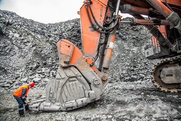 excavator bucket teeth replacement © Alex