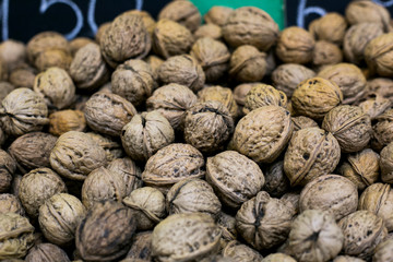 Pilón de nueces amontonadas 