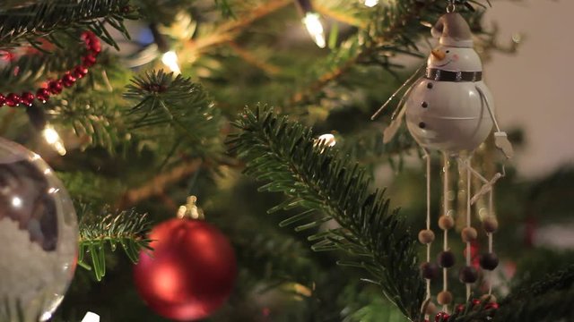 D&eacute;corations de no&euml;l dans un sapin illumin&eacute;