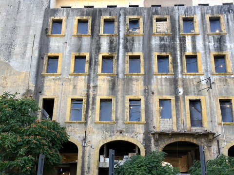 Kriegsspuren in Beirut - Verlassenes Wohnhaus mit Einschusslöchern