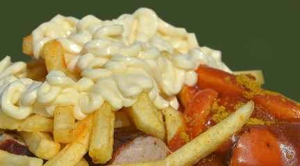 Currywurst mit Pommes
