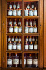 Flacons dans l'apothicairerie des hospices de Beaune, France