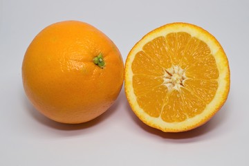 Ganze Orange und halbierte Orange, Makro mit Focus Stacking