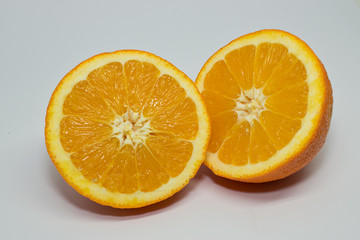 Zwei Hälften einer Orange, freigestellt auf weißem Hintergrund, Makro mit Fokus Stacking