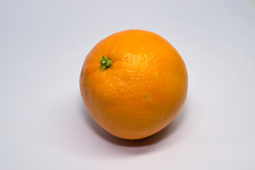 Eine Orange in Nahaufnahme, freigestellt auf weißem Hintergrund, Makro mit Focus Stacking