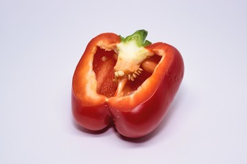 Halbierte rote Paprikaschote in Nahaufnahme, Makro mit Focus Stacking