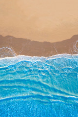 Fototapeta na wymiar mare azzurro in spiaggia vista dall'alto