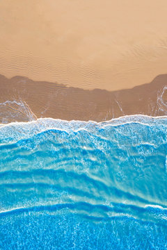 mare azzurro in spiaggia vista dall'alto