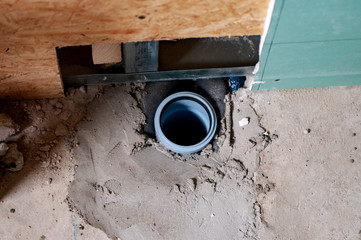 Neu gelegter Abfluss im Innenausbau auf einer Bautelle