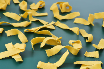 Naklejka premium tagliatelle with green background