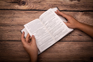 Studiowanie Tory. Mężczyzna siedzi przy stole i czyta Biblię Hebrajską. © JacZia