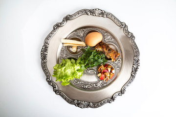 Wieczerza Paschy żydowskiej. Sederowy talerz na białym tle © JacZia