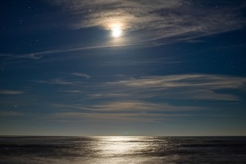 Fototapeta na wymiar Nachthimmel mit Mond und Sterne